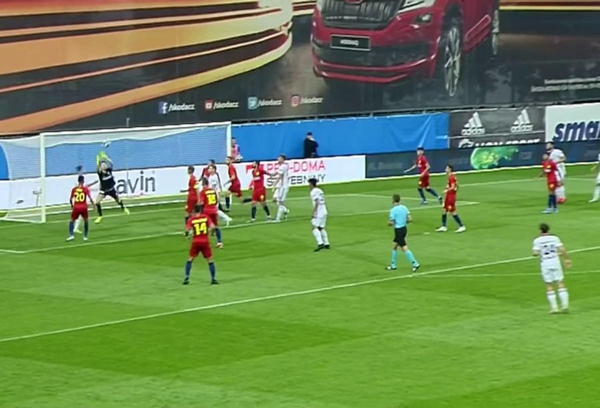 MLADA BOLESLAV - FCSB // FOTO Fază controversată în finalul primei reprize! Cehilor li s-a anulat un gol pentru fault în atac