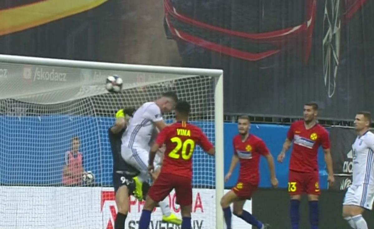 MLADA BOLESLAV - FCSB // FOTO Fază controversată în finalul primei reprize! Cehilor li s-a anulat un gol pentru fault în atac