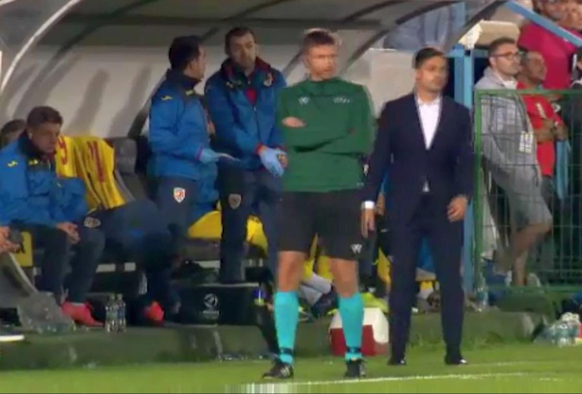 ROMÂNIA U21 - IRLANDA DE NORD U21 3-0 // FOTO A sunat telefonul pe bancă! Cum a explicat Rădoi imaginile care au adus aminte de FCSB: „Am avut o pierdere”