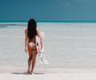FOTO Sirena Ludovica Robaudo » E pasionată de surfing și se dă cu placa în cele mai exotice locuri de pe glob