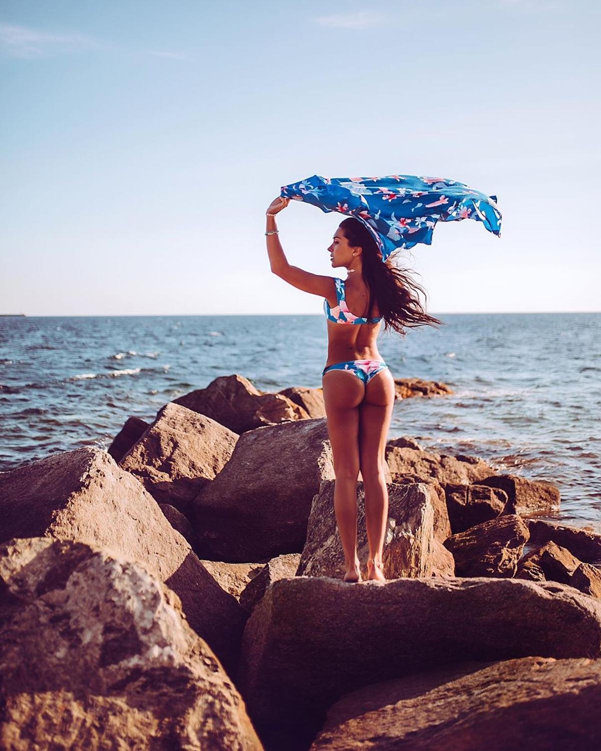 FOTO Sirena Ludovica Robaudo » E pasionată de surfing și se dă cu placa în cele mai exotice locuri de pe glob