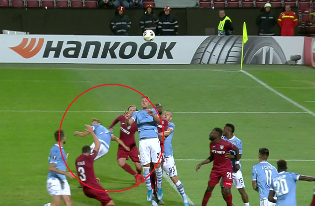 CFR CLUJ - LAZIO 2-1 // FOTO Noroc că nu e VAR! „Vulpoiul” Djokovic l-a păcălit pe arbitru și a obținut un penalty-ul din care Deac a egalat