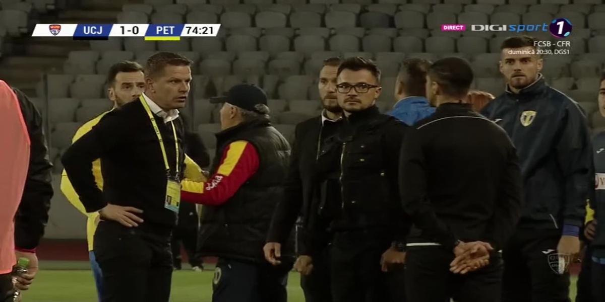 FOTO Scandal URIAȘ la U Cluj - Petrolul » Flavius Stoican a vrut să scoată echipa de pe teren! + Iureș la vestiare: „De ce m-ai eliminat, mă, băiatule?”