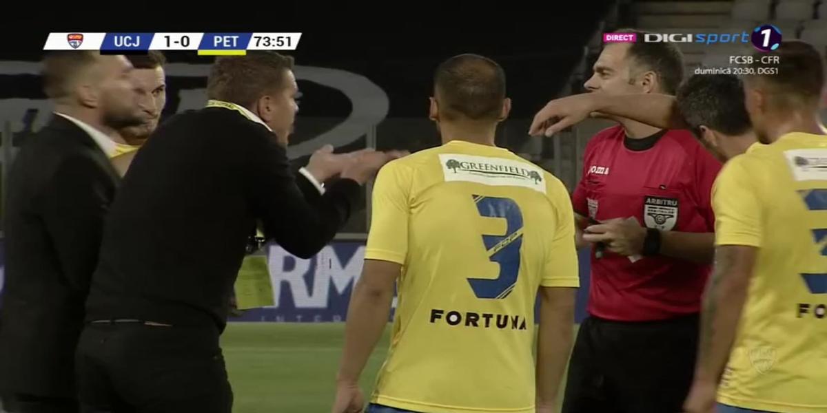 FOTO Scandal URIAȘ la U Cluj - Petrolul » Flavius Stoican a vrut să scoată echipa de pe teren! + Iureș la vestiare: „De ce m-ai eliminat, mă, băiatule?”
