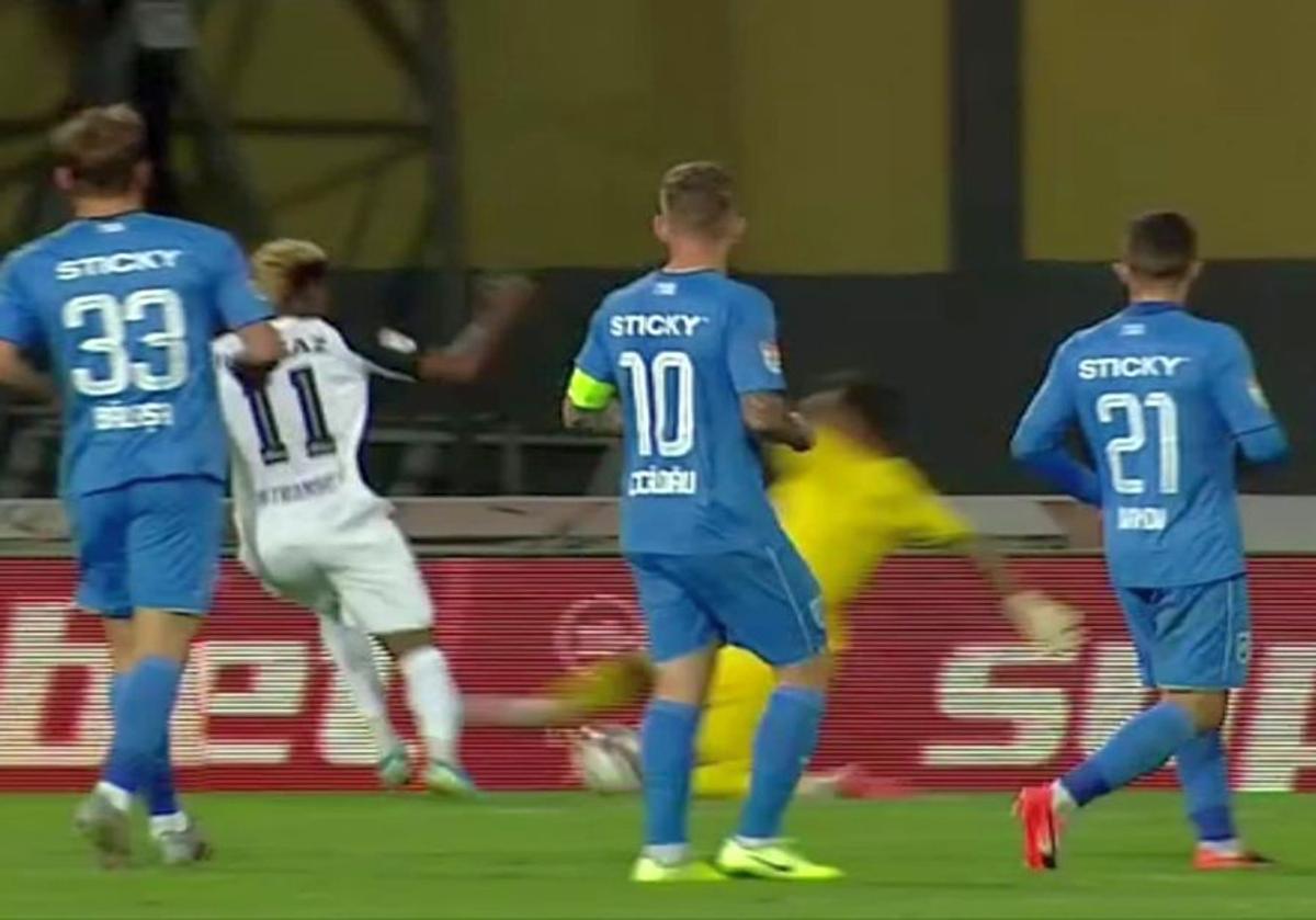 GAZ METAN - CRAIOVA / Jucătorii lui Edi Iordănescu au cerut un penalty cu CS Universitate, dar arbitrul nu i-a băgat în seamă