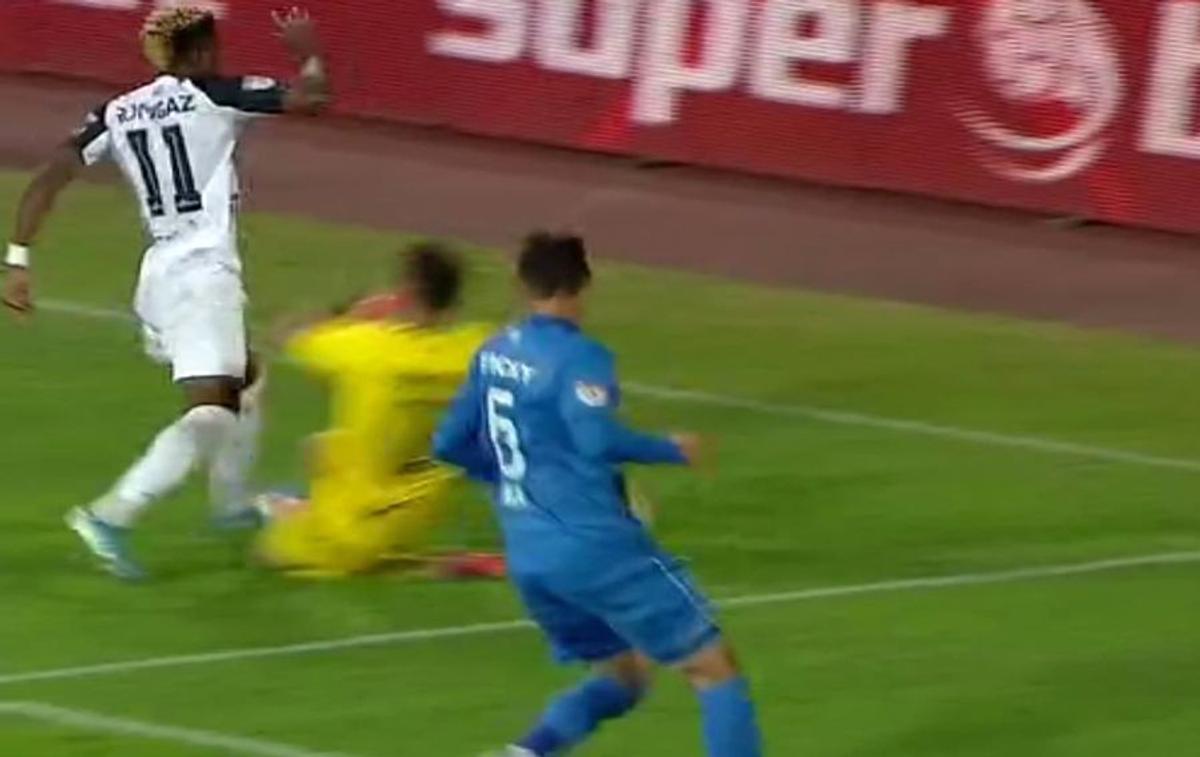 GAZ METAN - CRAIOVA // Mirko Pigliacelli era s-o comită din nou! A intrat prin alunecare în propriul careu, dar arbitrul n-a văzut nimic