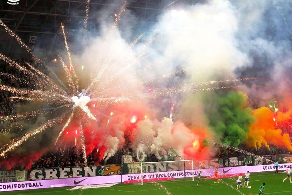 FERENCVAROS - UJPEST 1-0 // VIDEO + FOTO Atmosferă ULUITOARE la derby-ul Ungariei: ultrașii au „incendiat” stadionul!