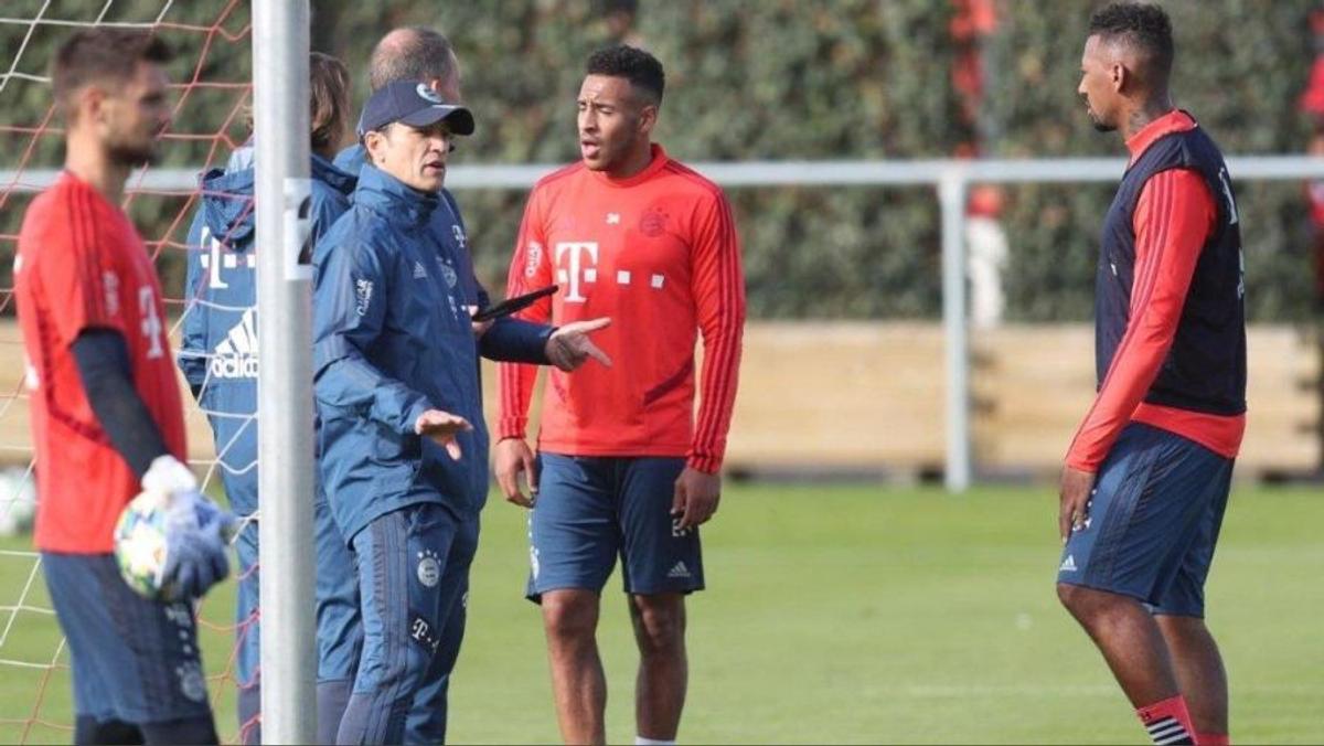 FOTO Panică la antrenamentul lui Bayern » Corentin Tolisso s-a prăbușit la pământ ținându-se cu mâna de piept! Antrenamentul a fost suspendat