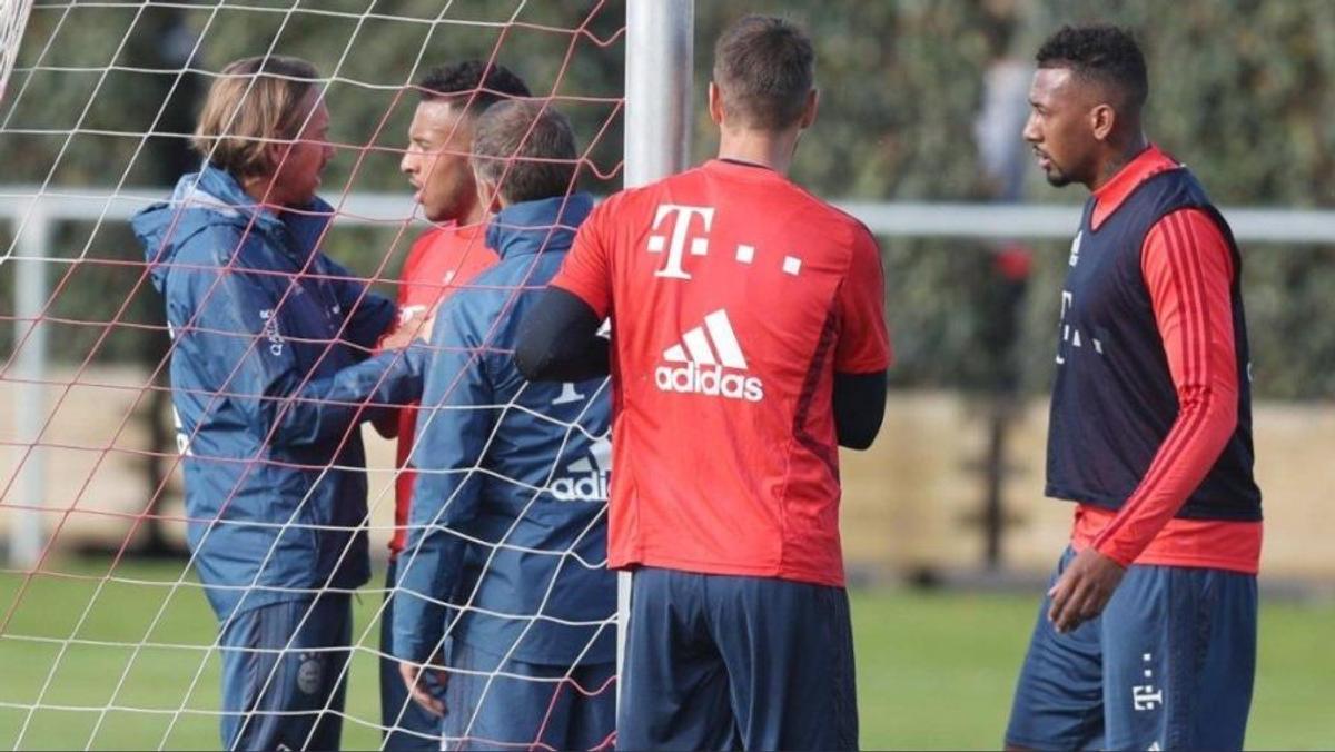 FOTO Panică la antrenamentul lui Bayern » Corentin Tolisso s-a prăbușit la pământ ținându-se cu mâna de piept! Antrenamentul a fost suspendat