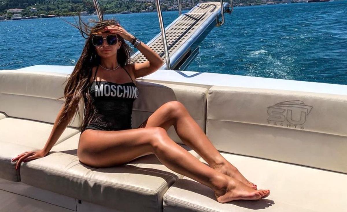FOTO Verișoara unui fotbalist din Liga 1, vacanță superhot în Dubai! A atras toate privirile