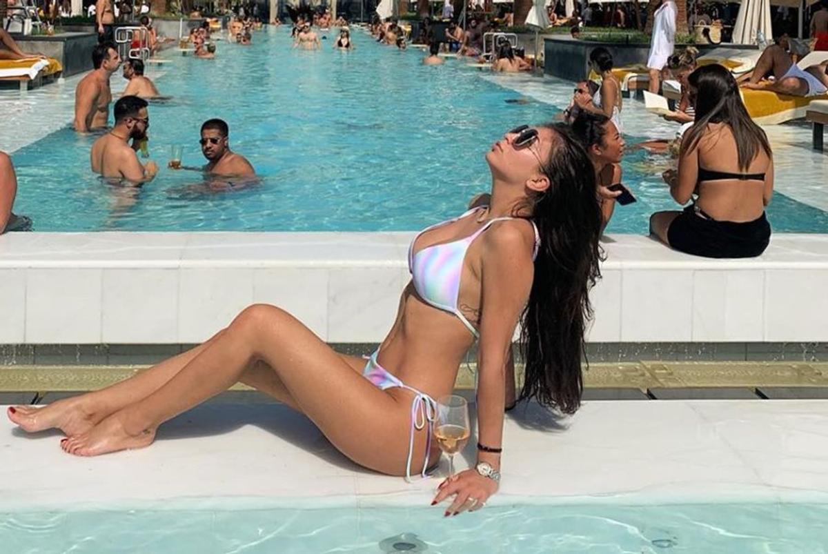 FOTO Verișoara unui fotbalist din Liga 1, vacanță superhot în Dubai! A atras toate privirile