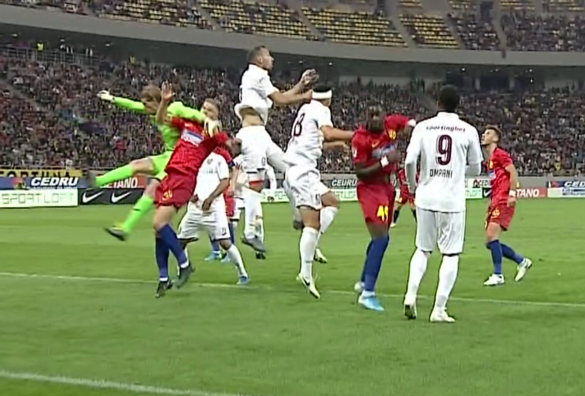 FCSB - CFR CLUJ // FOTO Arlauskis l-a lovit cu pumnul în față pe Planic, dar arbitrul a lăsat jocul să continue