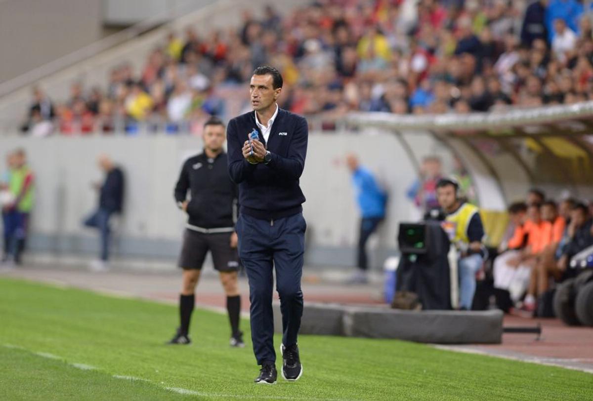 FCSB - CFR CLUJ // FOTO Faza serii pe stadion: ce scria pe o pânză afișată în mijlocul fanilor roș-albaștri :D