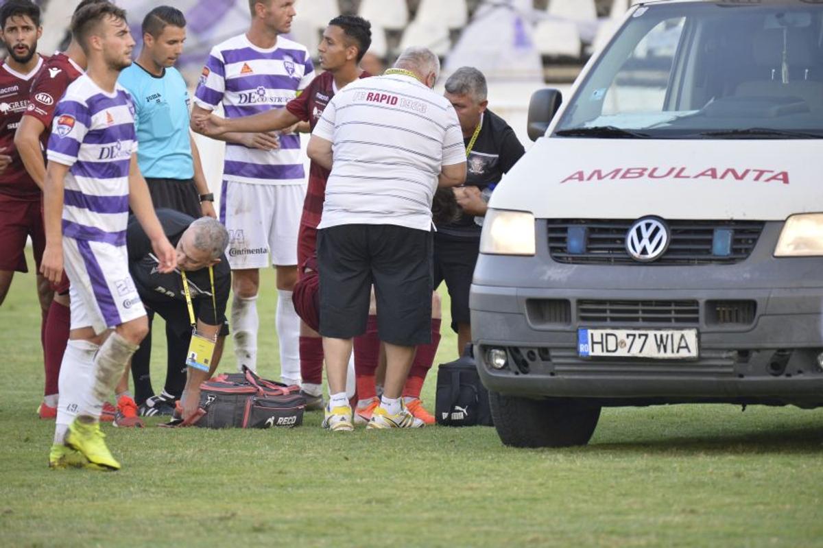 RAPID - ASU POLI // FOTO Clipe de panică: Timișoreanul Jurj, făcut KO de Lazăr » Ambulanța a intervenit de urgență și l-a transportat la spital!