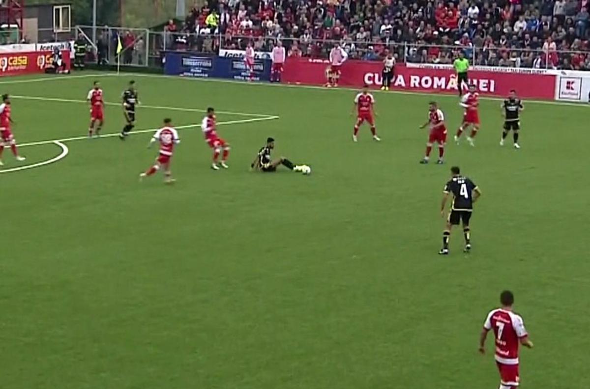 UTA ARAD - DINAMO 1-3 // GALERIE FOTO Kevin Bru, „faultat de minge” » La un minut după ce a intrat, mijlocașul lui Dinamo a stârnit hohote de râs