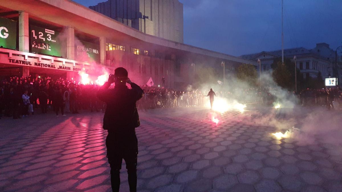 FC U CRAIOVA - U CLUJ // VIDEO Fanii lui FC U Craiova au făcut show! Spectacol făcut de olteni în oraș