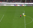 RENNES - CFR CLUJ // GALERIE FOTO Trebuia CFR Cluj să primească penalty? Portarul lui Rennes a primit ROȘU după ce l-a faultat pe Lacina Traore, la marginea careului de 16 metri