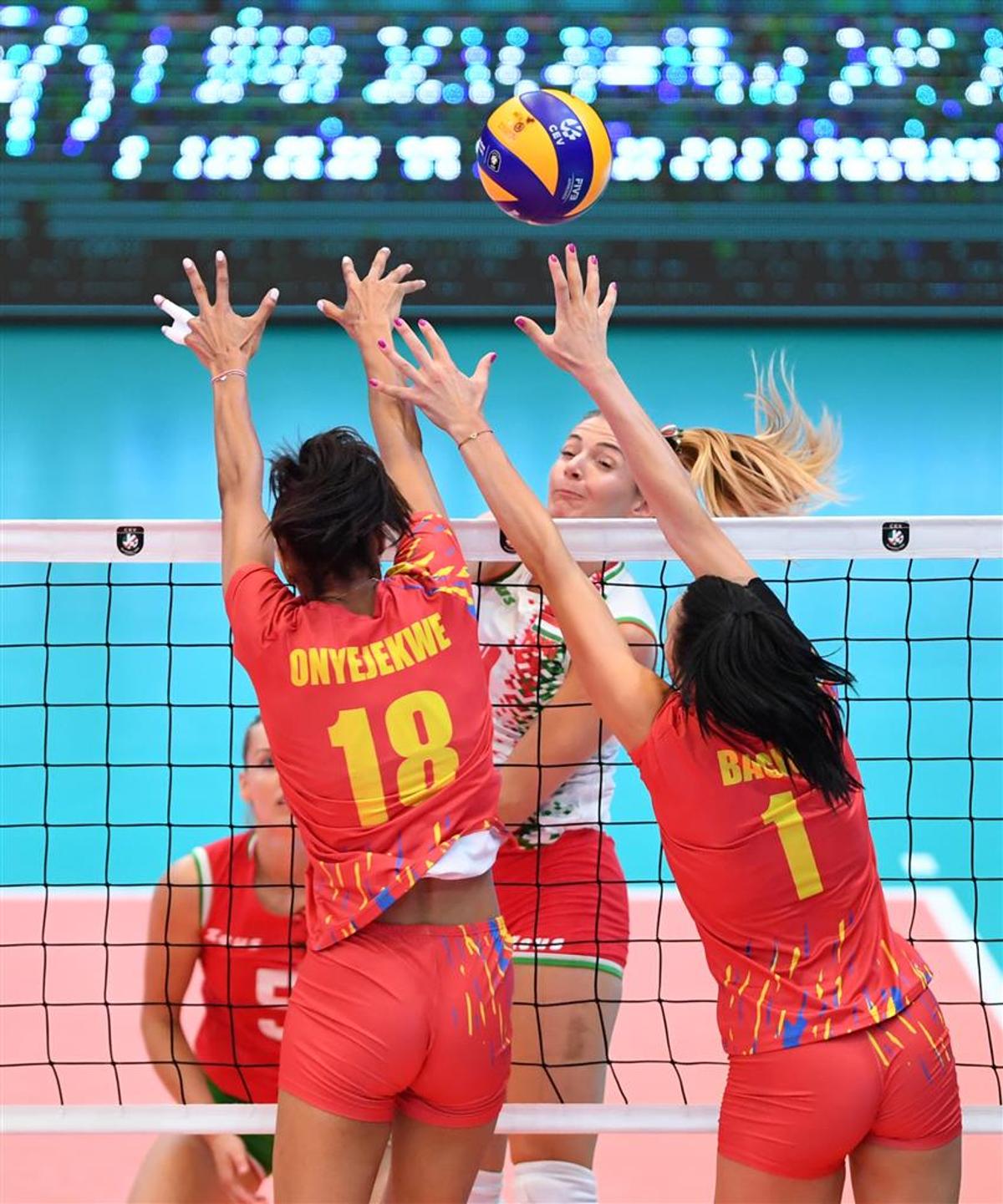 VIDEO+FOTO Victorie superbă a României la Campionatul European de volei, 3-1 cu Ungaria! 3.000 de maghiari au fluierat „Deșteaptă-te, române”