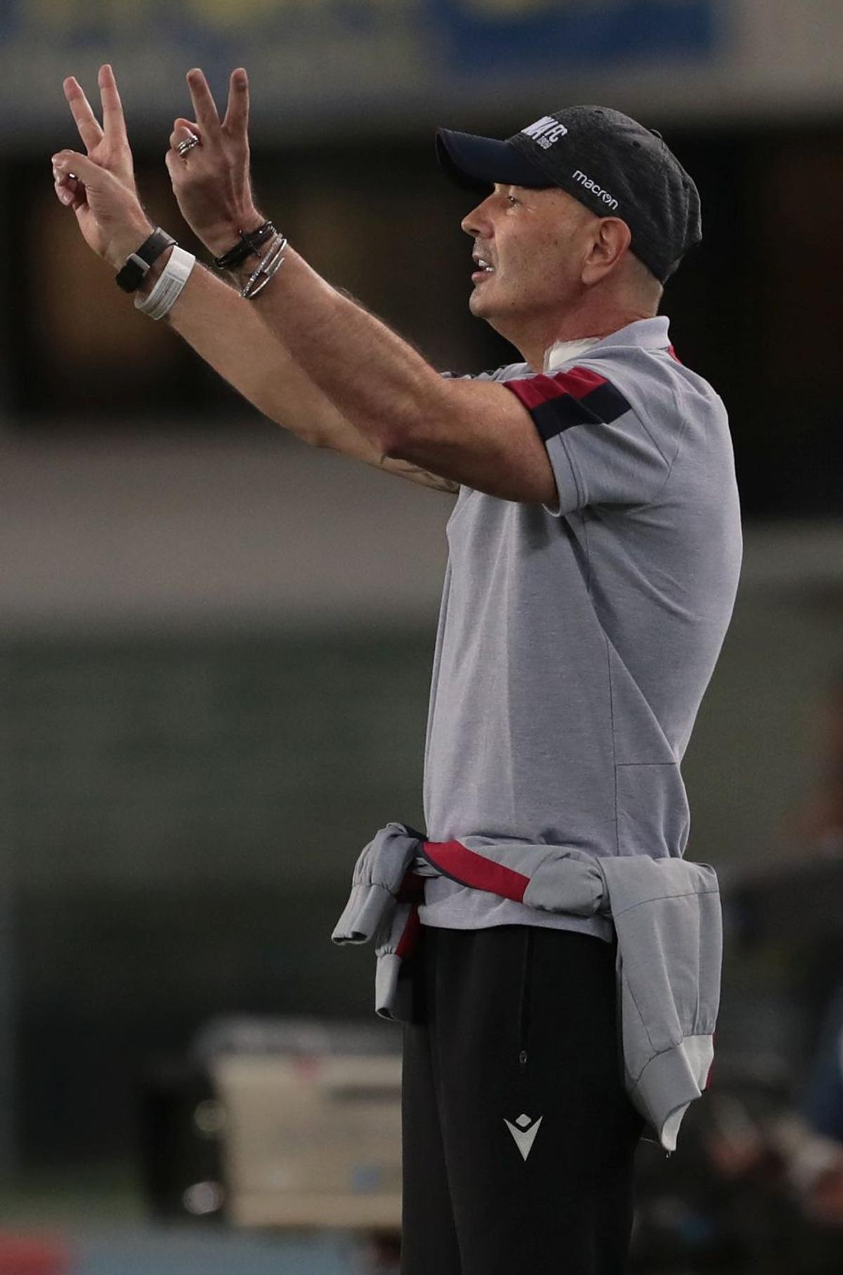 VERONA - BOLOGNA 1-1 // FOTO Sinisa Mihajlovic face chimioterapie, dar a insistat să stea pe bancă!