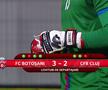 FC BOTOȘANI - CFR CLUJ 2-2 (4-2 la penalty-uri) / FOTO Portarul moldovenilor și-a intimidat adversarii după ce a citit fițuica înaintea loviturilor de departajare