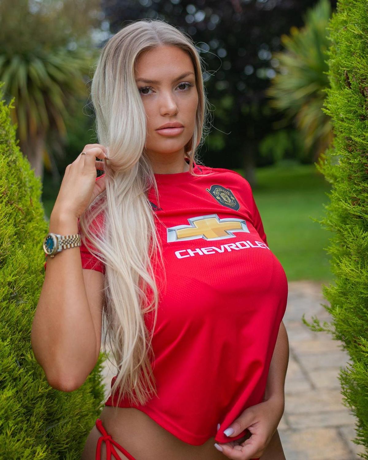 FOTO Cea mai hot fană a lui Manchester United a încins imaginația „diavolilor”: „Mă poți urmări doar dacă iubești echipa”