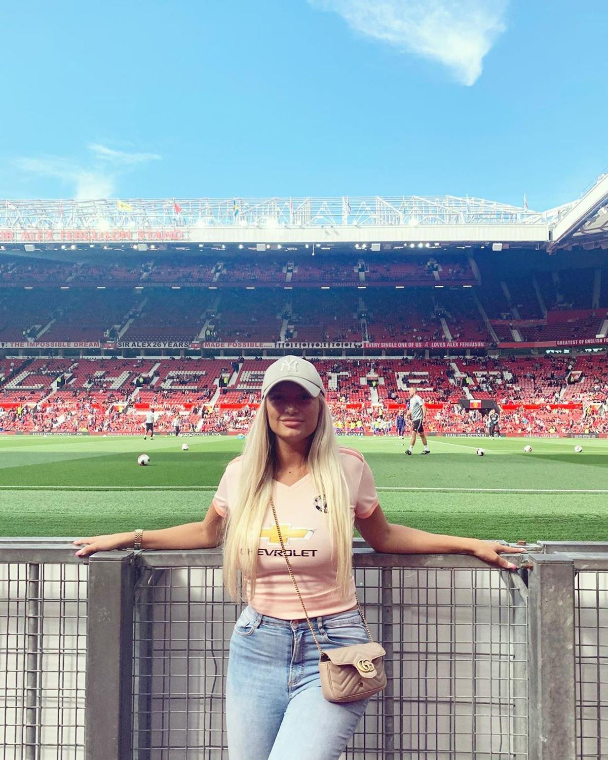 FOTO Cea mai hot fană a lui Manchester United a încins imaginația „diavolilor”: „Mă poți urmări doar dacă iubești echipa”