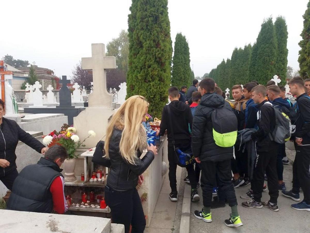 VIDEO+FOTO 12 ani fără Nicolae Dobrin! FC Argeș l-a comemorat pe „Gâscan” la cimitirul Sfântu Gheorghe