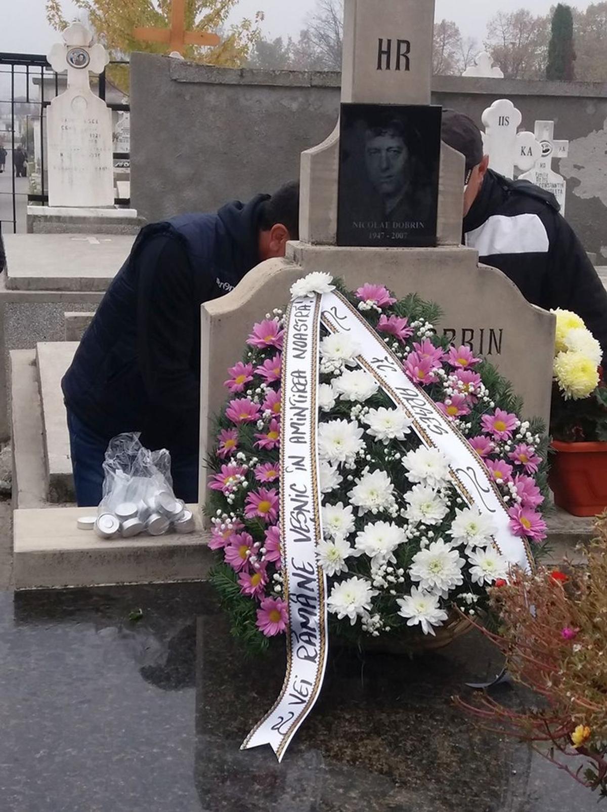 VIDEO+FOTO 12 ani fără Nicolae Dobrin! FC Argeș l-a comemorat pe „Gâscan” la cimitirul Sfântu Gheorghe