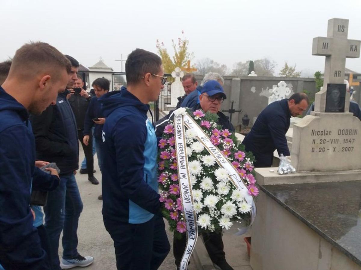 VIDEO+FOTO 12 ani fără Nicolae Dobrin! FC Argeș l-a comemorat pe „Gâscan” la cimitirul Sfântu Gheorghe