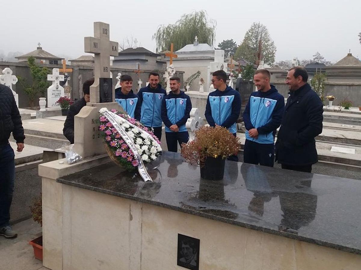 VIDEO+FOTO 12 ani fără Nicolae Dobrin! FC Argeș l-a comemorat pe „Gâscan” la cimitirul Sfântu Gheorghe