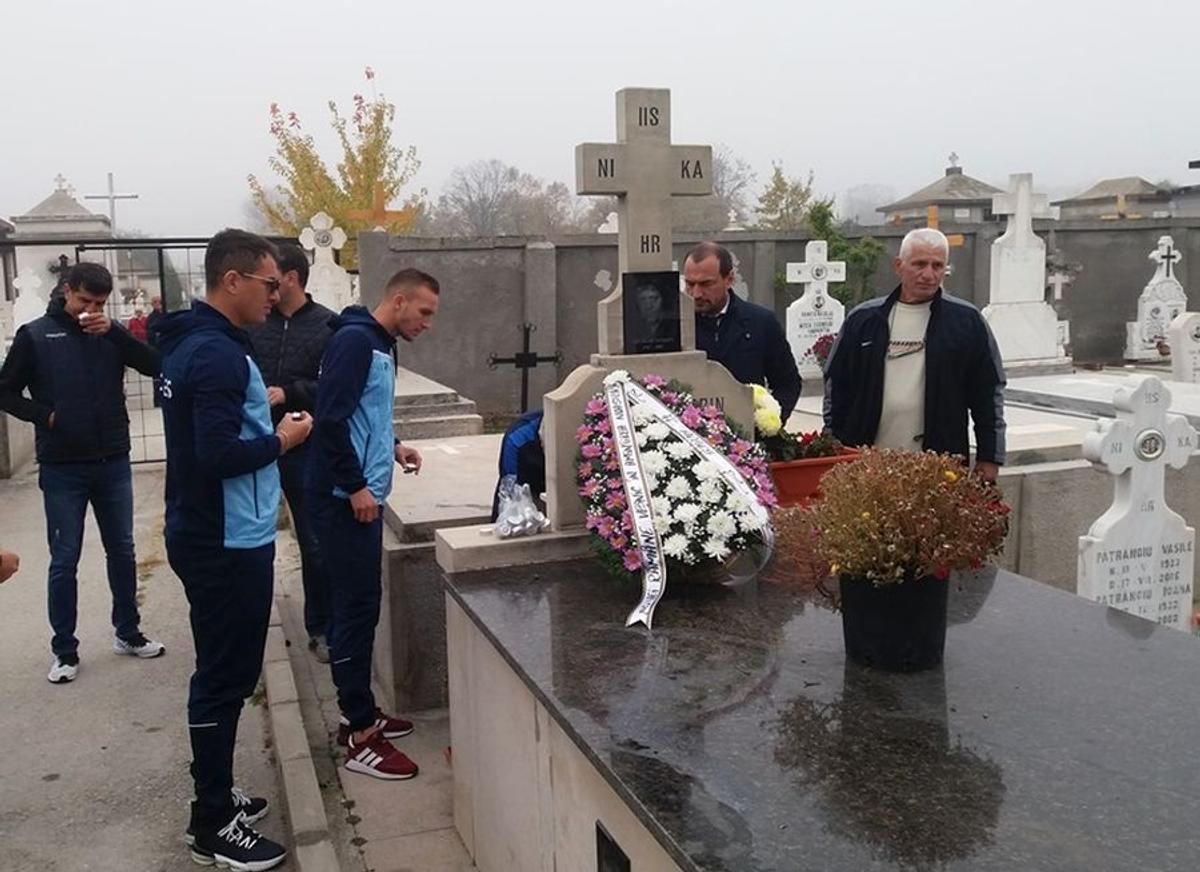 VIDEO+FOTO 12 ani fără Nicolae Dobrin! FC Argeș l-a comemorat pe „Gâscan” la cimitirul Sfântu Gheorghe