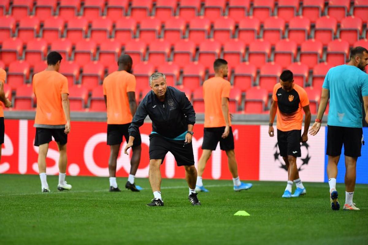 SLAVIA PRAGA - CFR CLUJ // VIDEO+FOTO Dan Petrescu se teme: „Slavia putea câștiga Europa League!” + Remarcă un detaliu surprinzător: „E inuman!”