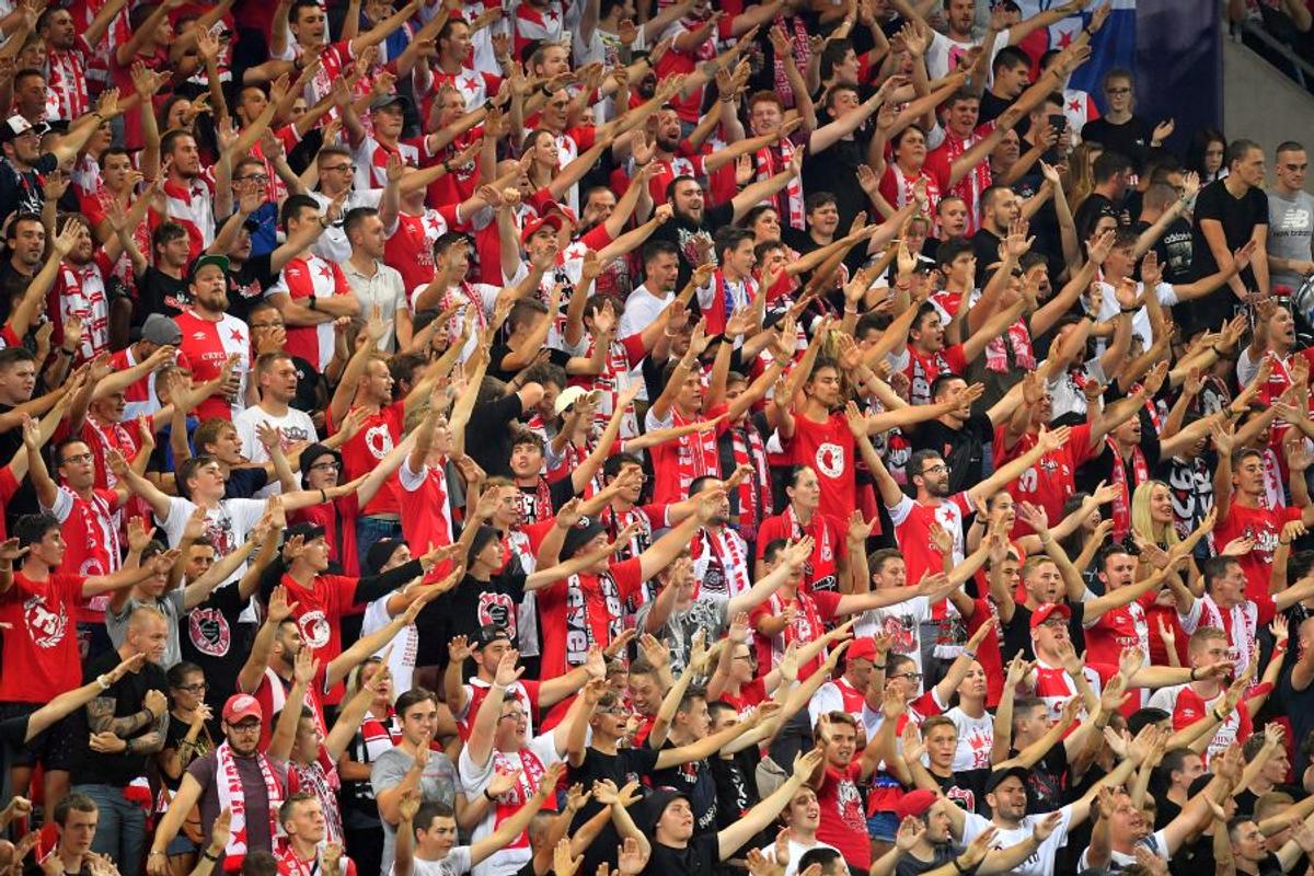 SLAVIA PRAGA - CFR CLUJ // Fanii campioanei au aprins torțe în startul meciului + suporterii cehilor, noi scandări rasiste