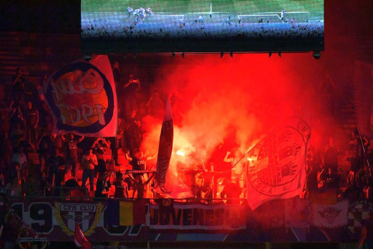 SLAVIA PRAGA - CFR CLUJ // Fanii campioanei au aprins torțe în startul meciului + suporterii cehilor, noi scandări rasiste