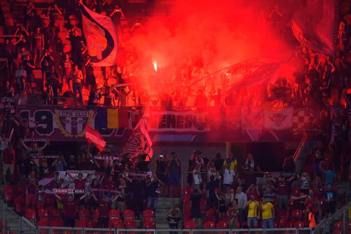 SLAVIA PRAGA - CFR CLUJ // Fanii campioanei au aprins torțe în startul meciului + suporterii cehilor, noi scandări rasiste