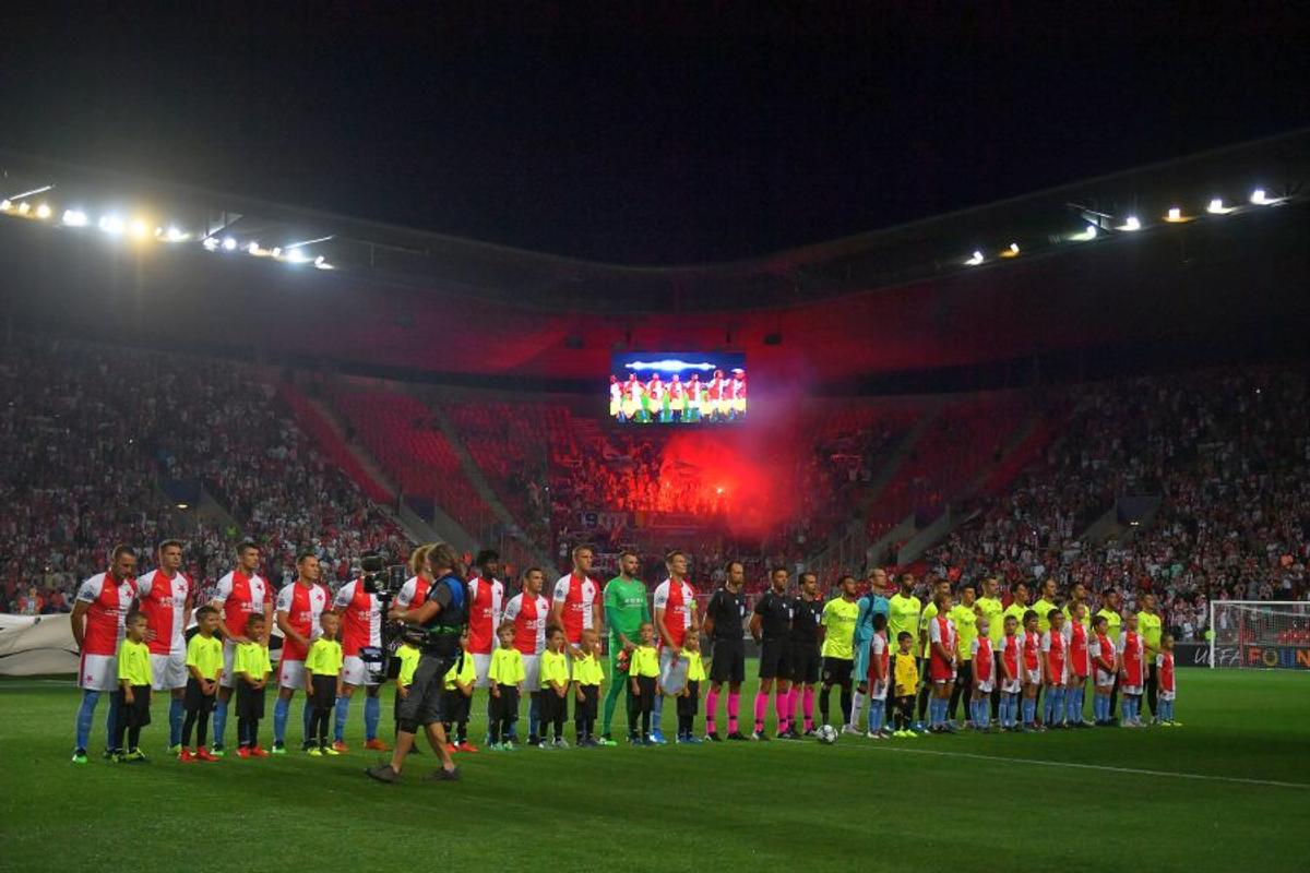 SLAVIA PRAGA - CFR CLUJ // Fanii campioanei au aprins torțe în startul meciului + suporterii cehilor, noi scandări rasiste