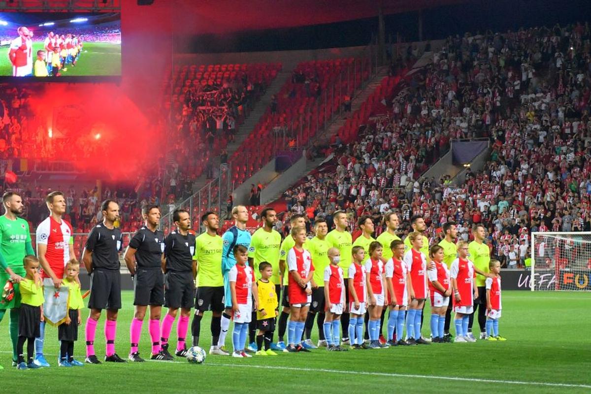 SLAVIA PRAGA - CFR CLUJ // Fanii campioanei au aprins torțe în startul meciului + suporterii cehilor, noi scandări rasiste