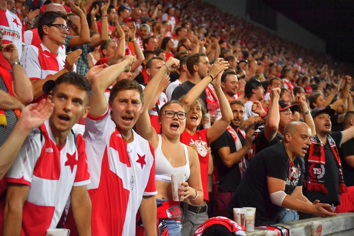 SLAVIA PRAGA - CFR CLUJ 1-0 // FOTO Duel încins în tribune: torțe versus scandări rasiste