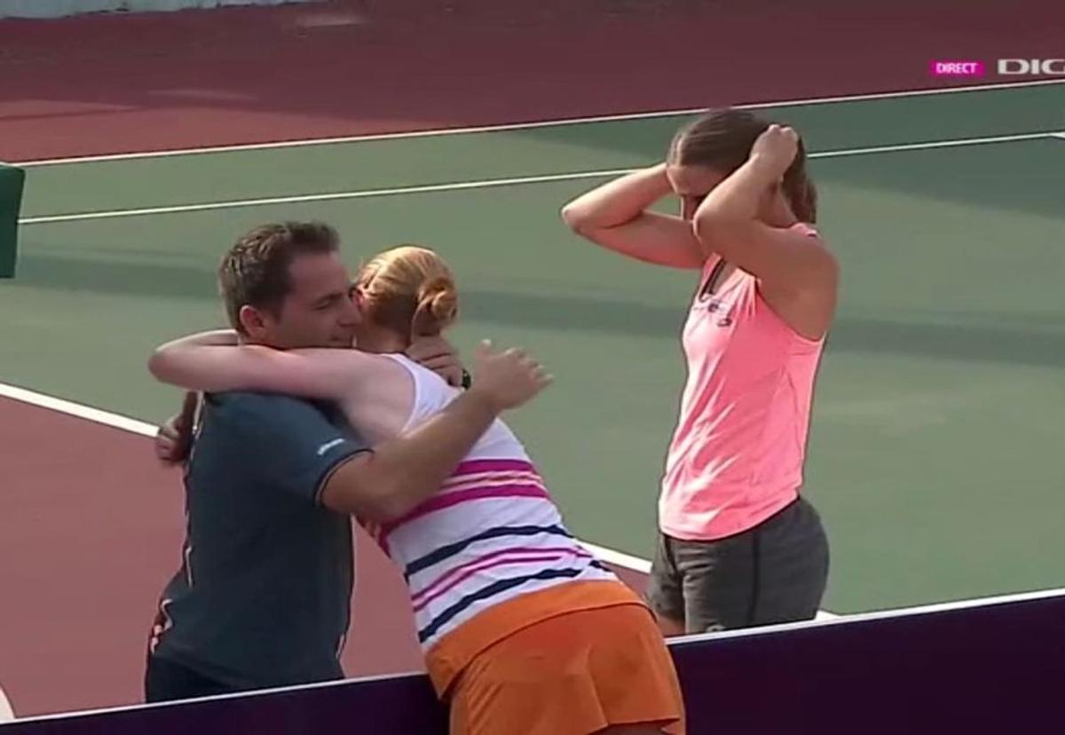 SORANA - CÎRSTEA - ALISON VAN UYTVANCK // VIDEO + FOTO Sealed with a kiss! Van Uytvanck, sărut cu iubita sa după victoria în fața Soranei Cîrstea