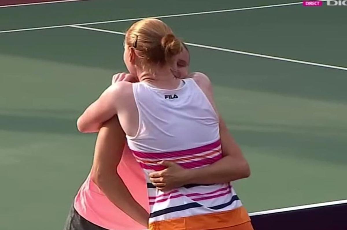 SORANA - CÎRSTEA - ALISON VAN UYTVANCK // FOTO Sealed with a kiss! Van Uytvanck, sărut cu iubita sa după victoria în fața Soranei Cîrstea