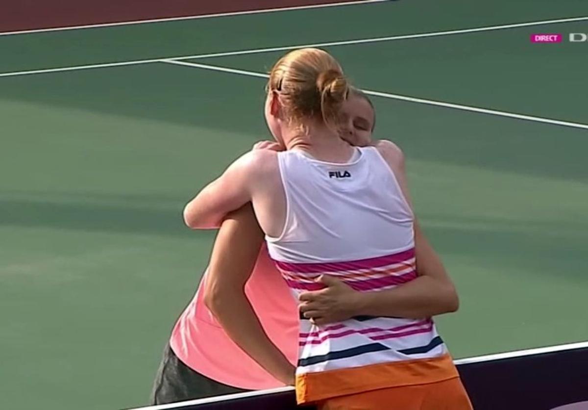 SORANA - CÎRSTEA - ALISON VAN UYTVANCK // VIDEO + FOTO Sealed with a kiss! Van Uytvanck, sărut cu iubita sa după victoria în fața Soranei Cîrstea