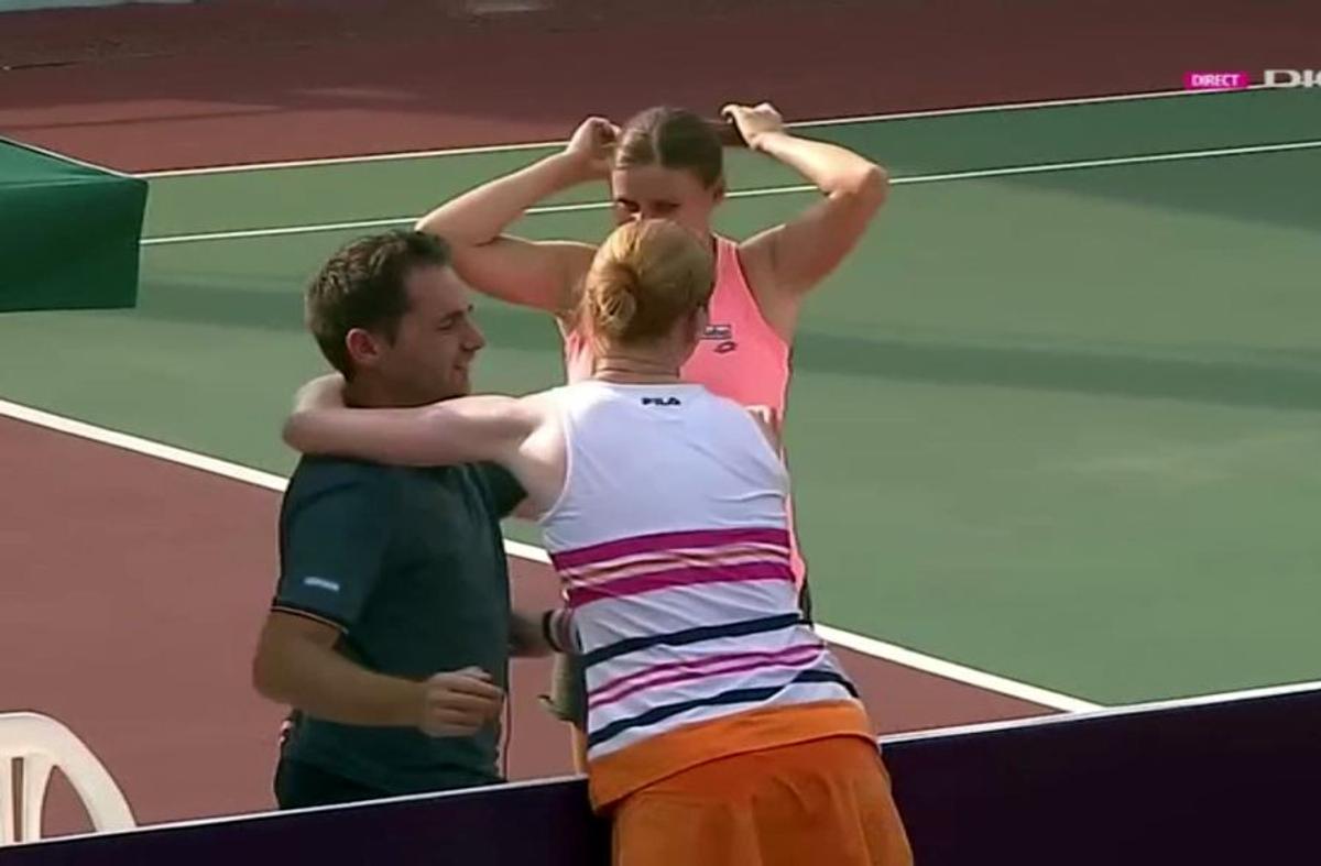 SORANA - CÎRSTEA - ALISON VAN UYTVANCK // FOTO Sealed with a kiss! Van Uytvanck, sărut cu iubita sa după victoria în fața Soranei Cîrstea