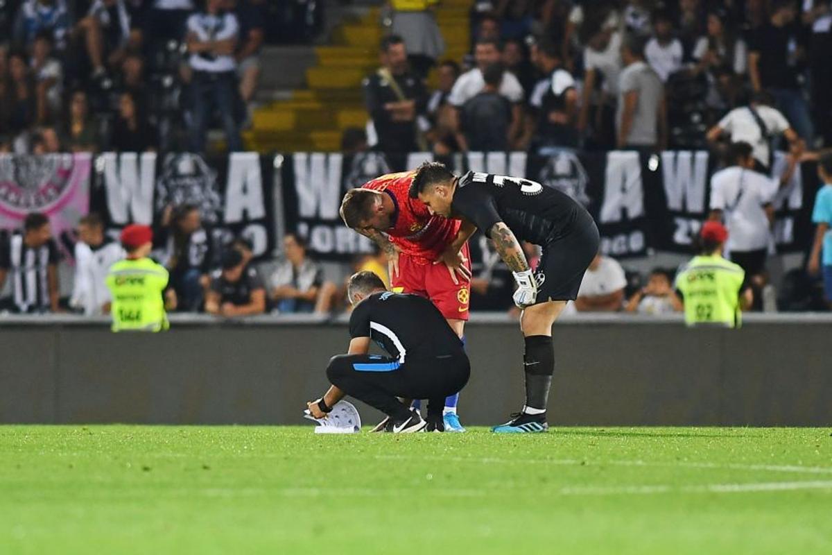GUIMARAES - FCSB // GALERIE FOTO Imagini incredibile la pauză! » Dacian Nastai dădea indicații unor jucători dezorientați, în timp ce Bogdan Vintilă își făcea cruce pe margine!