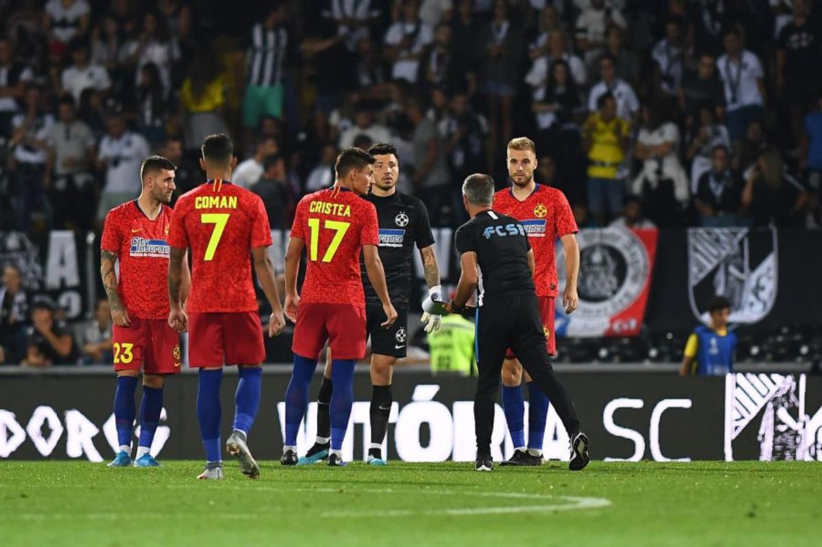 GUIMARAES - FCSB // GALERIE FOTO Imagini incredibile la pauză! » Dacian Nastai dădea indicații unor jucători dezorientați, în timp ce Bogdan Vintilă își făcea cruce pe margine!