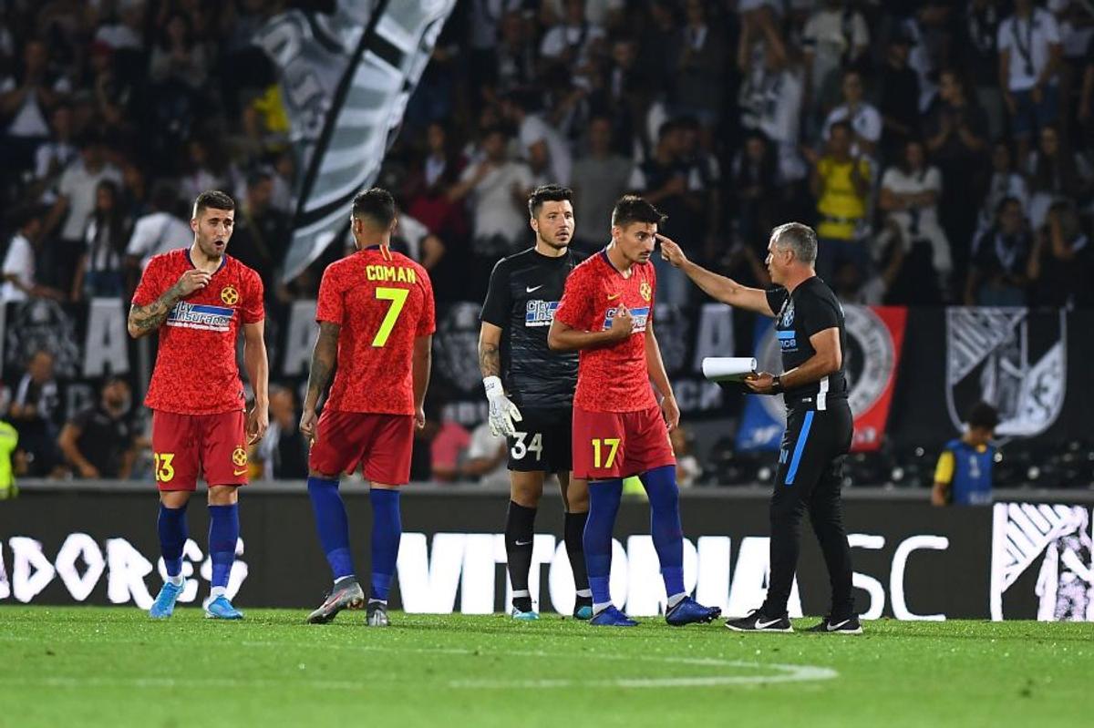 GUIMARAES - FCSB // GALERIE FOTO Imagini incredibile la pauză! » Dacian Nastai dădea indicații unor jucători dezorientați, în timp ce Bogdan Vintilă își făcea cruce pe margine!
