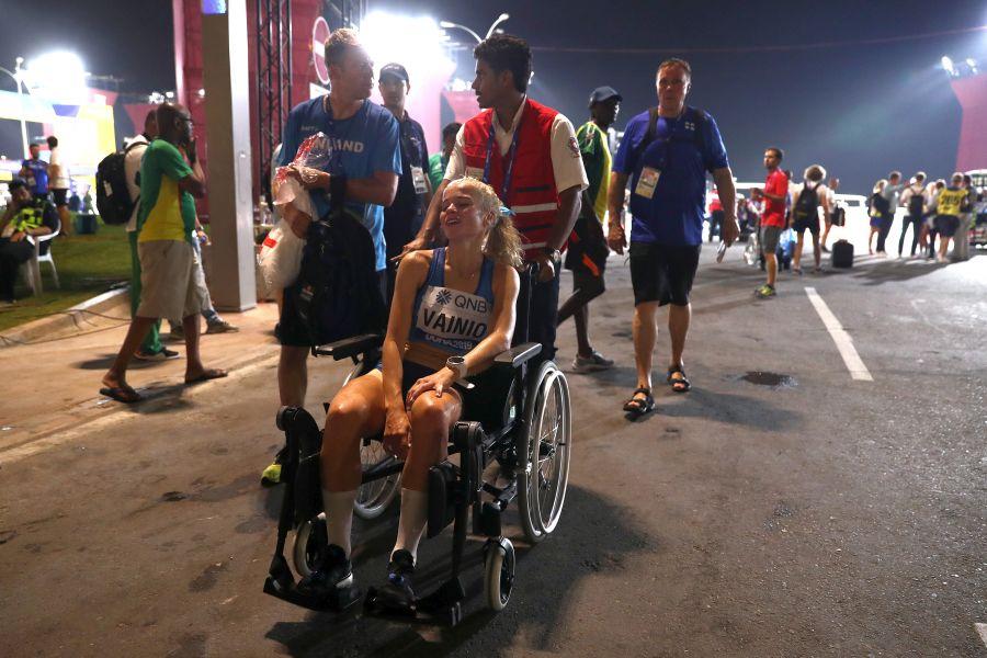 VIDEO + FOTO Scene CUTREMURĂTOARE la maratonul din cadrul Mondialelor de atletism: căldura din Qatar le-a răpus pe sportive » Aici se va juca Mondialul de fotbal din 2022!