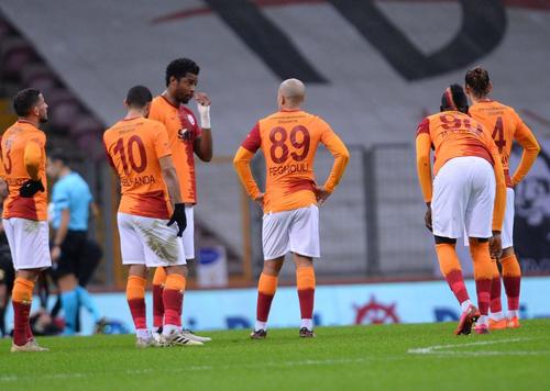 Omar Elabdellaoui (29 de ani), fundașul drepta de la Galatasaray, trece prin clipe dificile, după ce în noaptea de Revelion mai multe artificii i-au explodat în mână.