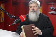 Preotul-influencer are un mesaj important pentru părinți: „Nu vă răstigniți copiii în fața laptopurilor! E o crimă! Sunt două căi pe care trebuie să le urmeze”