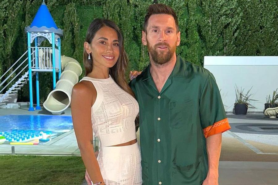 Lionel Messi și Antonela Roccuzzo/ foto Instagram Activiștii de mediu i-au vandalizat vila lui Lionel Messi: „Luxusul tău, criza noastră climatică”