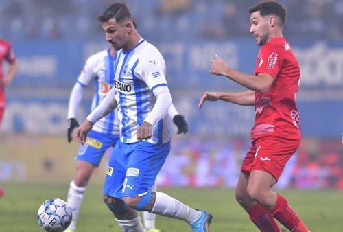 Passaglia, dreapta, în duel cu Markovic / FOTO: Imago